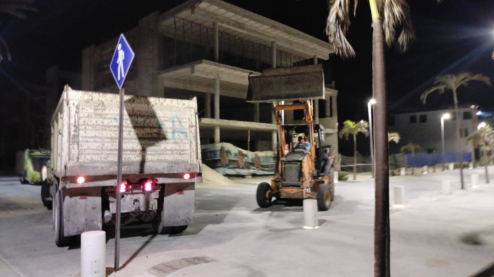 Vecinos reportaron el presunto saqueo de arena del malecón de Progreso
