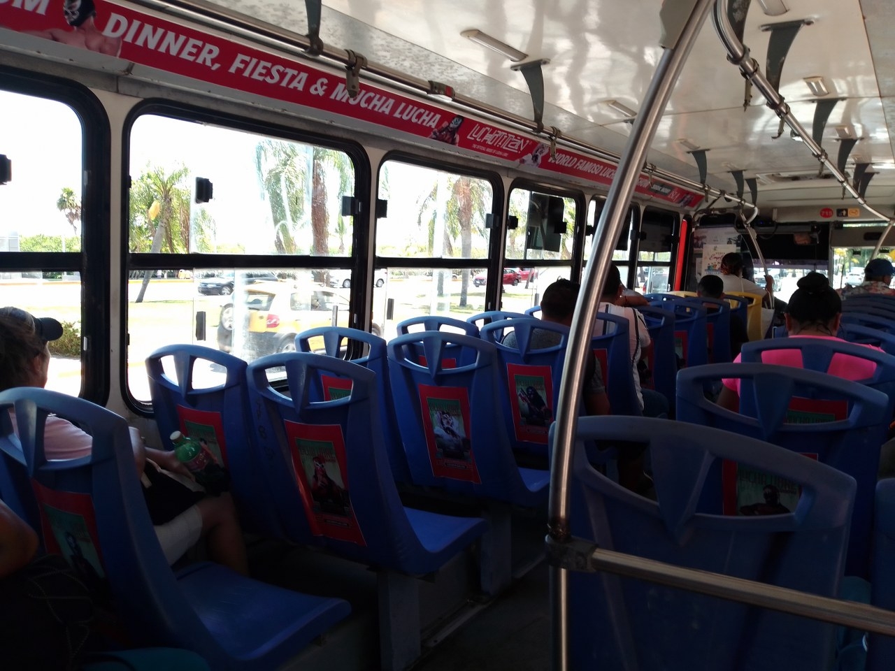 Algunas personas han optado por no usar sus celulares o llevar objetos de valor mientras están abordo del transporte público