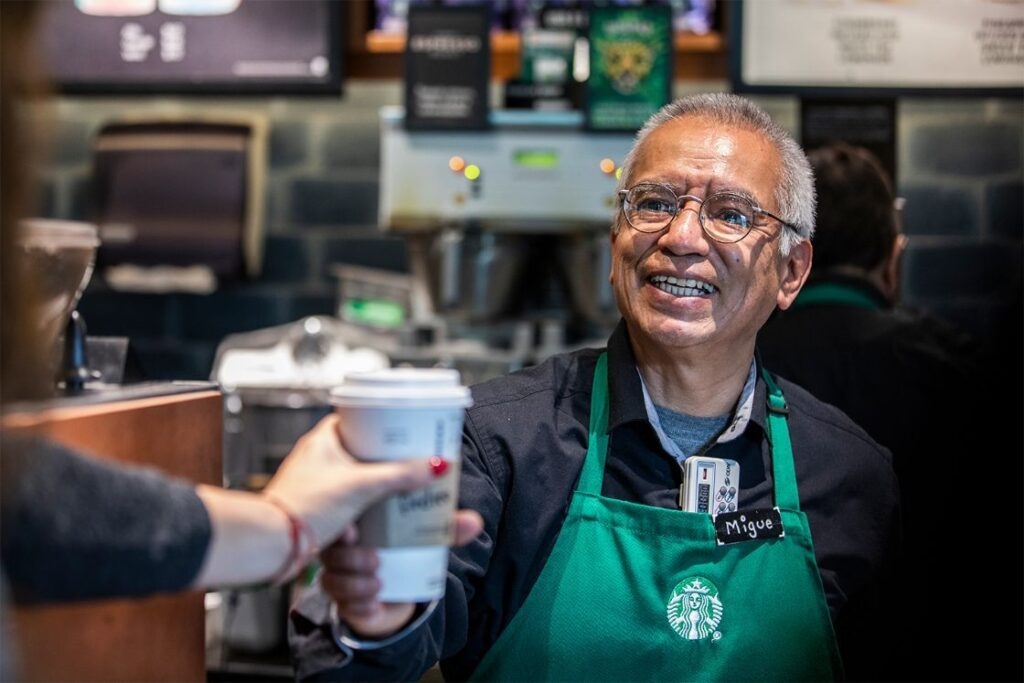 Starbucks ofrece vacantes para abuelitos mayores de 60 años: Estos son los requisitos