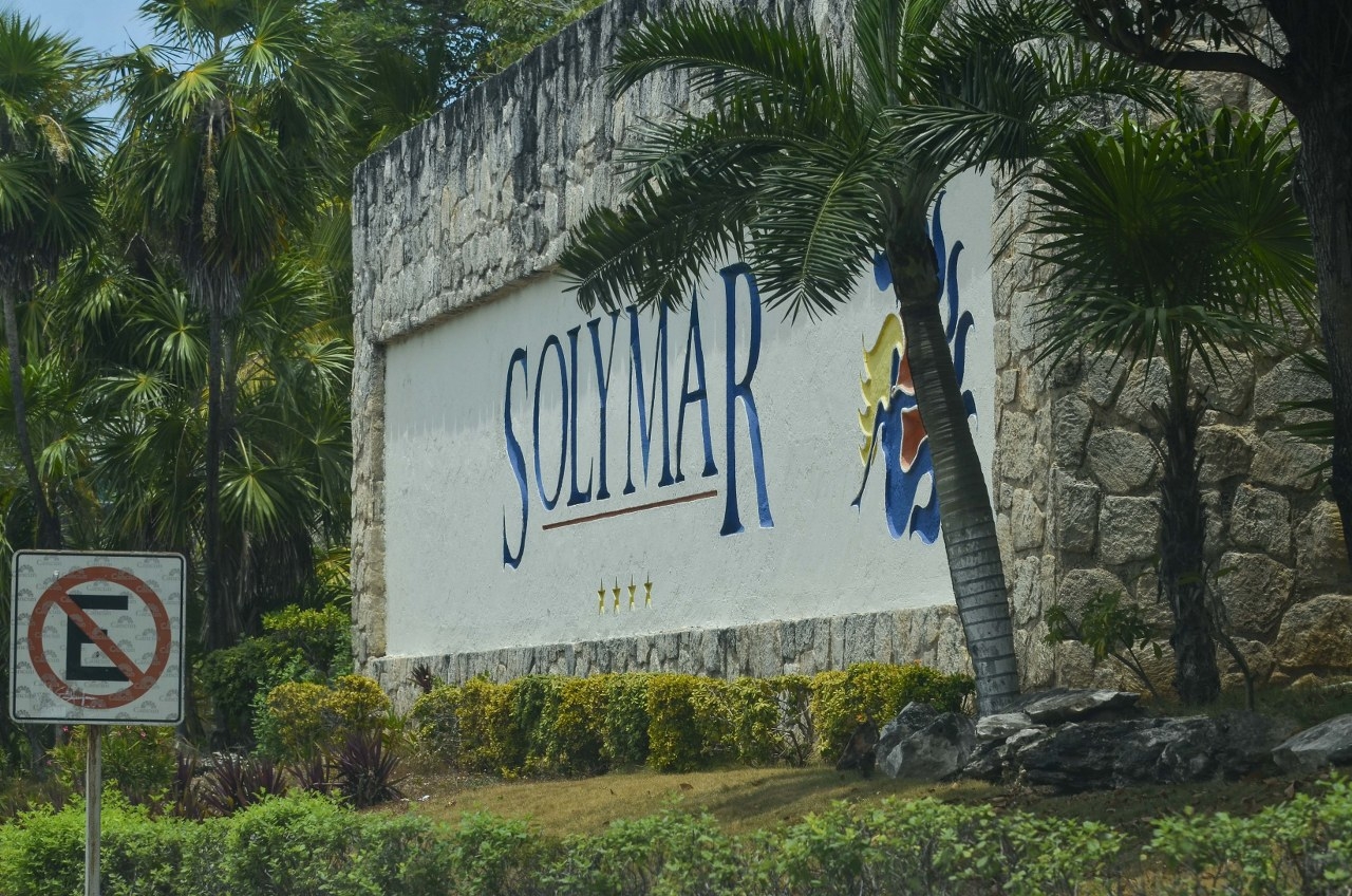 Residentes del condominio ubicado en el kilómetro 18.7 de la Zona Hotelera de Cancún aseguran que sigue apropiándose de terrenos y áreas comunes, violando la ley