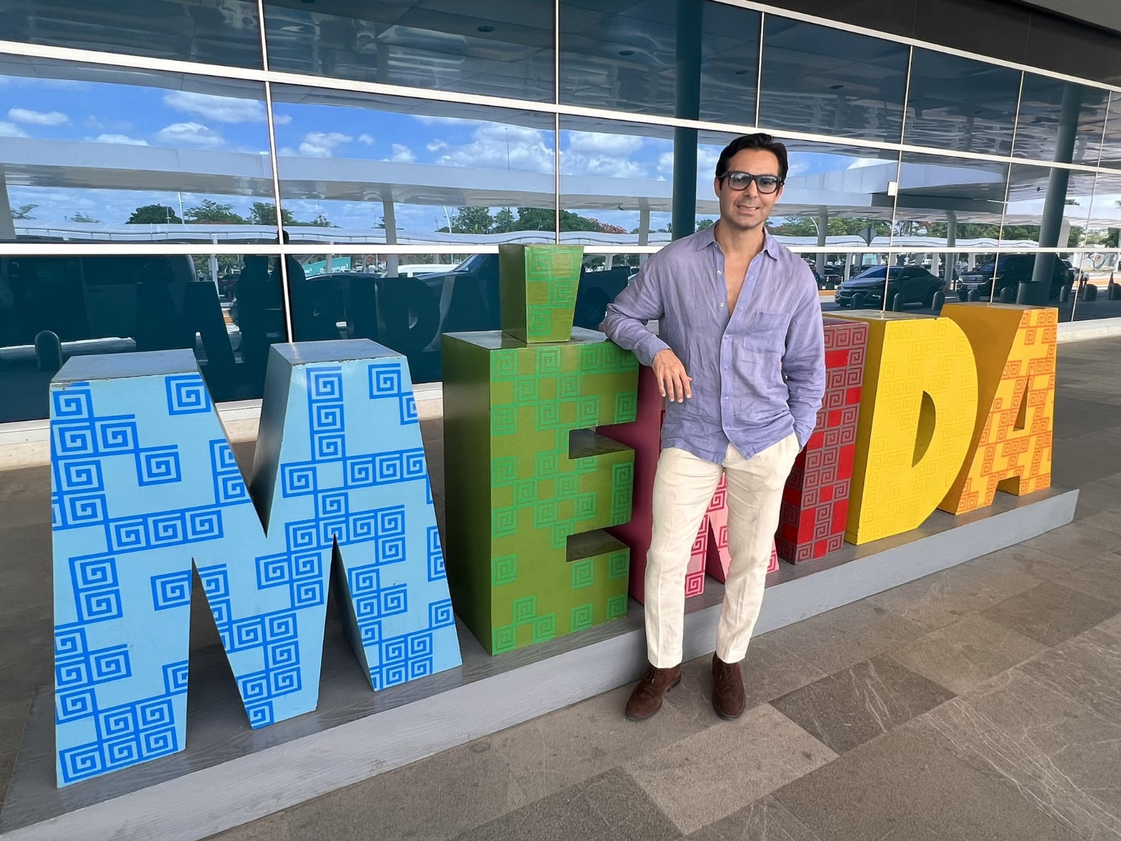 Ernesto D'Alessio posa junto a las letras de Mérida