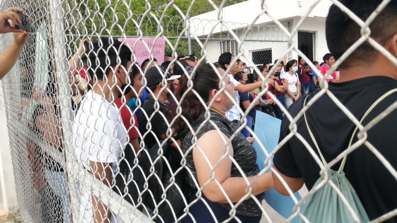 Los obreros se manifestaron con cartulinas a las afueras de la planta