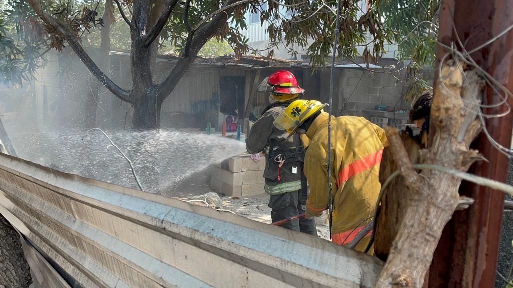 Bomberos lograron sofocar las llamas que ya se propagaban a otras viviendas