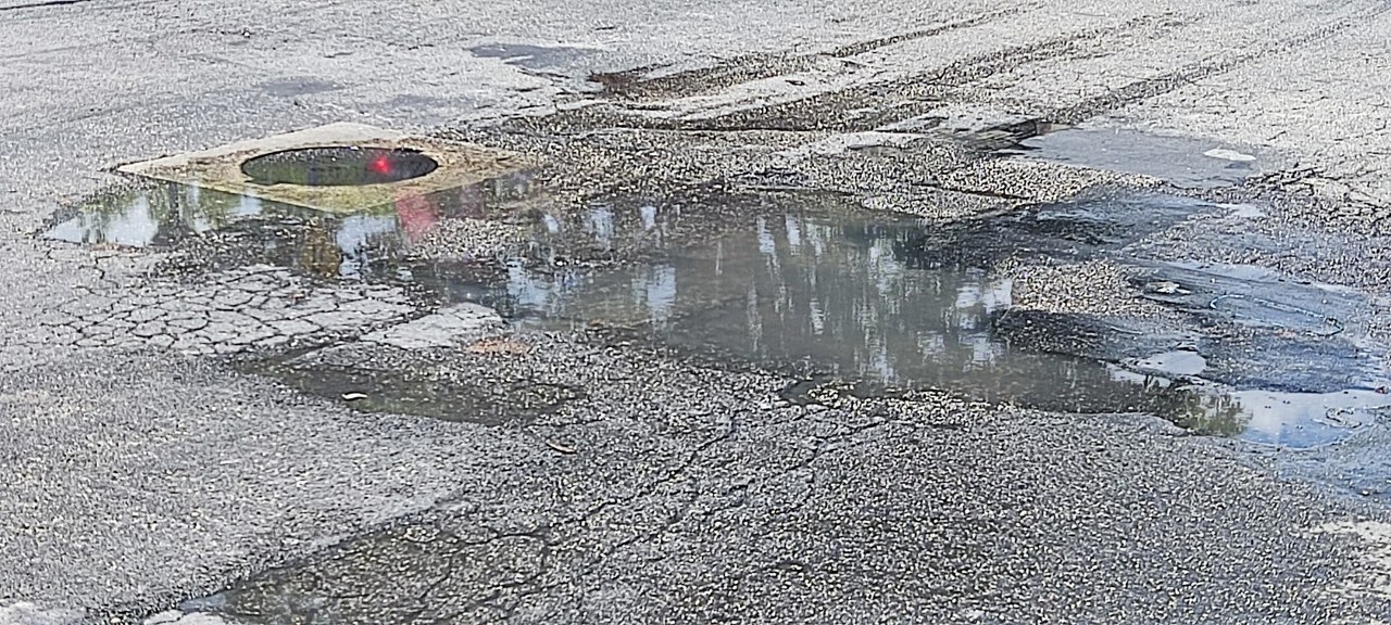 Las personas tienen que pasar por las calles con los desperdicios