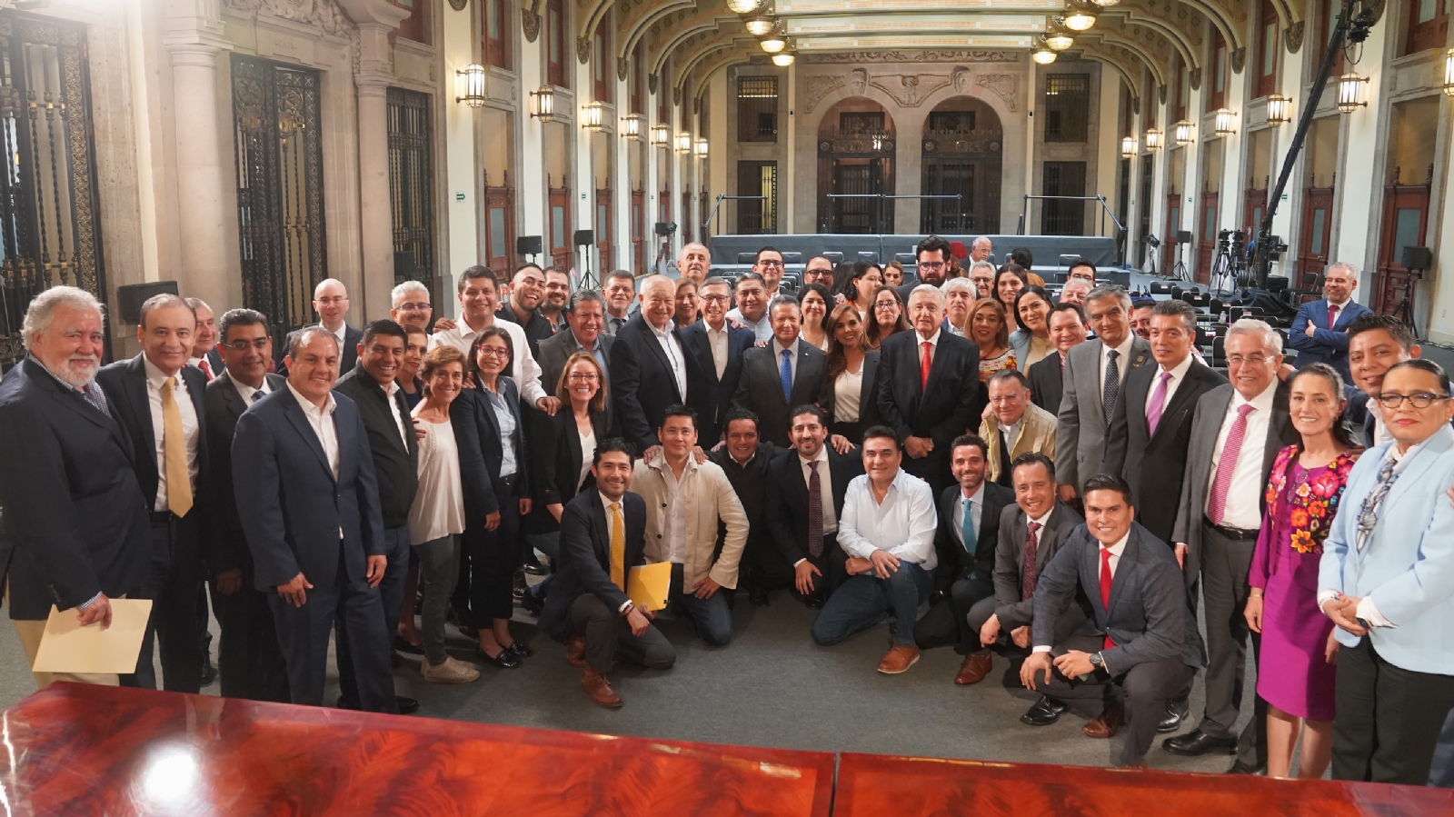 AMLO se reúne con gobernadores y funcionarios de la 4T en Palacio Nacional
