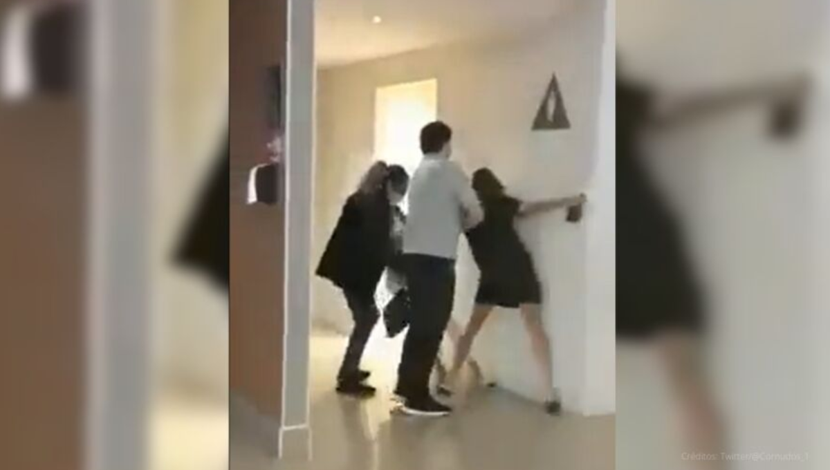 Las mujeres llevaron la pelea afuera de la sala de cine. Foto: Especial