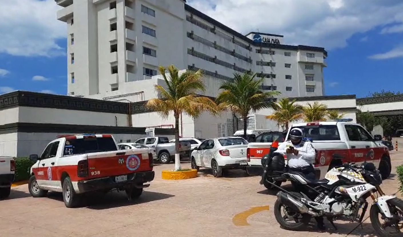 Afuera de las instalaciones del hotel se logra ver a varios turistas aglomerando la entrada