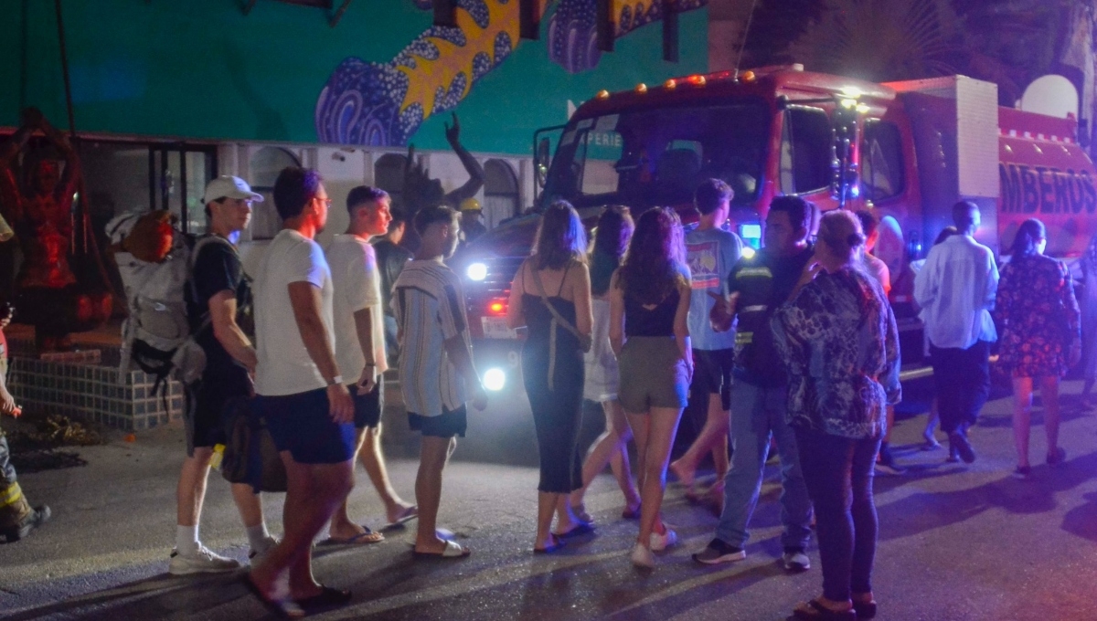 Turistas son evacuados por incendio en el Hotel Nomáds en Cancún