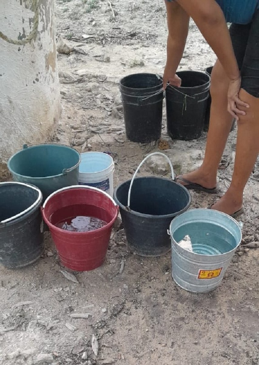 Las mujeres son las encargadas de extraer el líquido de un pozo artesanal que tiene 23 metros de profundidad, y luego deben acarrearlo hasta sus hogares