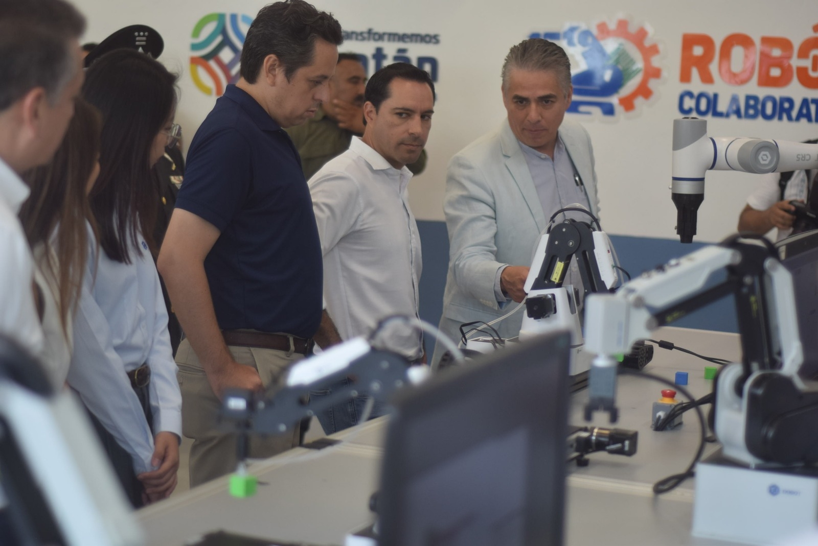 El gobernador recorrió los laboratorios de robótica de la UTM en Mérida El gobernador recorrió los laboratorios de robótica de la UTM en Mérida