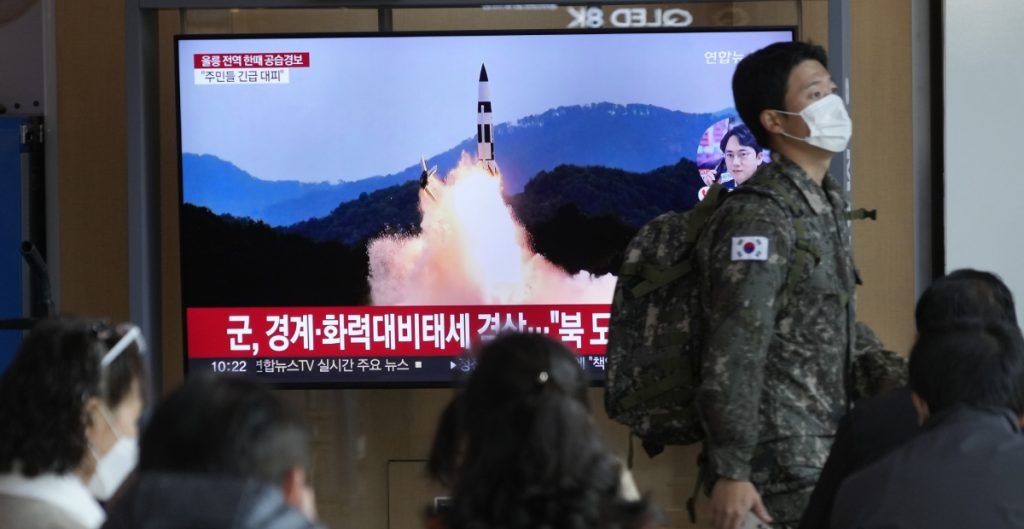 Ambas naciones asiáticas activaron una alerta antimisiles luego de que Corea del Norte lanzara lo que temen pueda ser un proyectil balístico.
