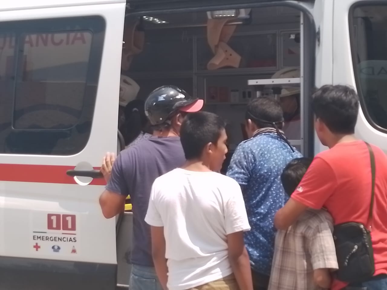 Paramédicos atendieron a la mujer y sus dos hijos