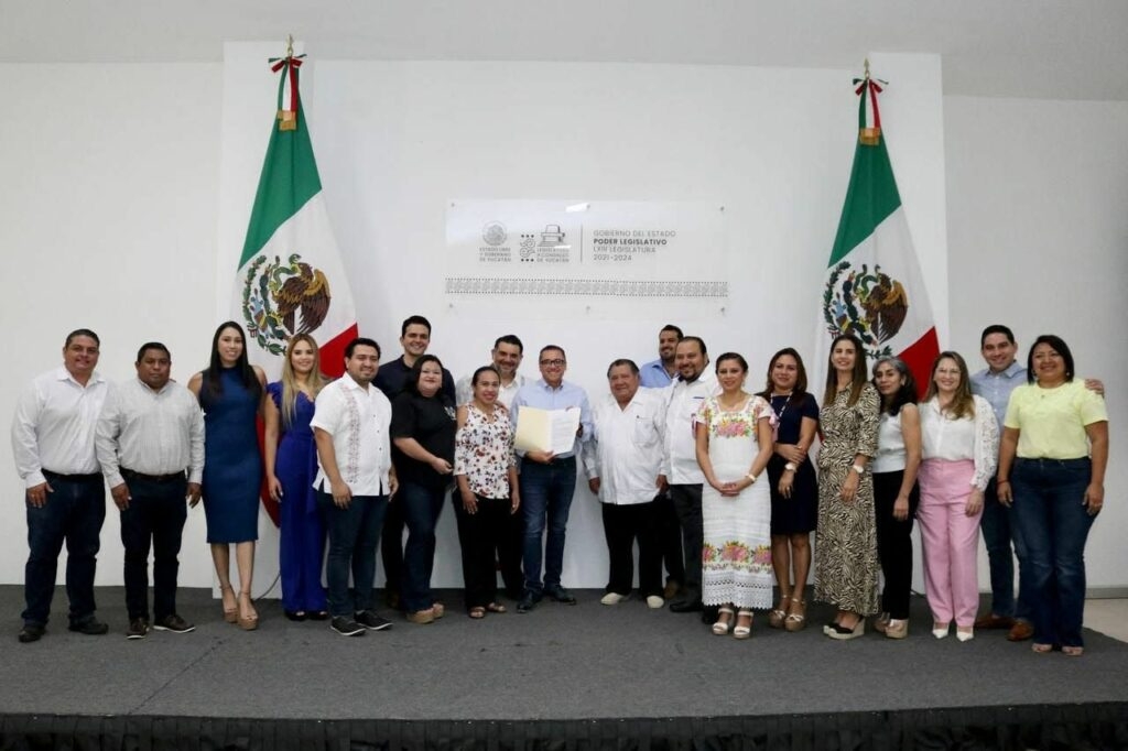El acto oficial se llevó al cabo en la sala Maestra Consuelo Zavala Castillo, donde Lozano Poveda felicitó a la pareja de actores