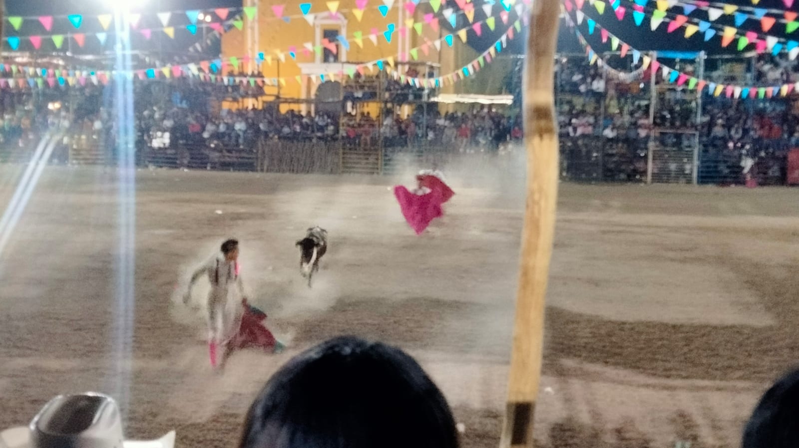 El hombre que entretenía durante las fi estas religiosas tuvo que ser trasladado al Instituto Mexicano del Seguro Social, en donde se reportó como estable