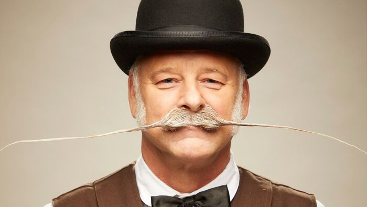 El hombre lleva cuidando su mostacho más de 30 años