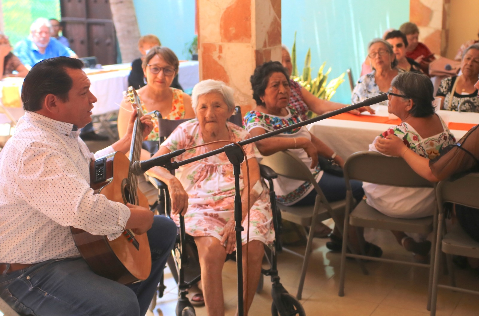 En su visita Joaquín Díaz interpretó tres canciones