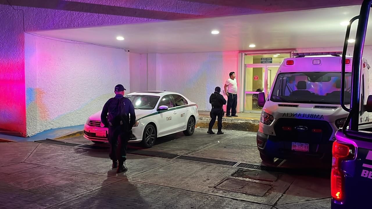 El herido fue trasladado a bordo de otro taxi