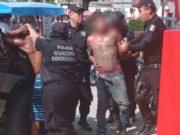 Por no usar camisa y verse como sospechos, agentes retuvieron a dos personas con violencia