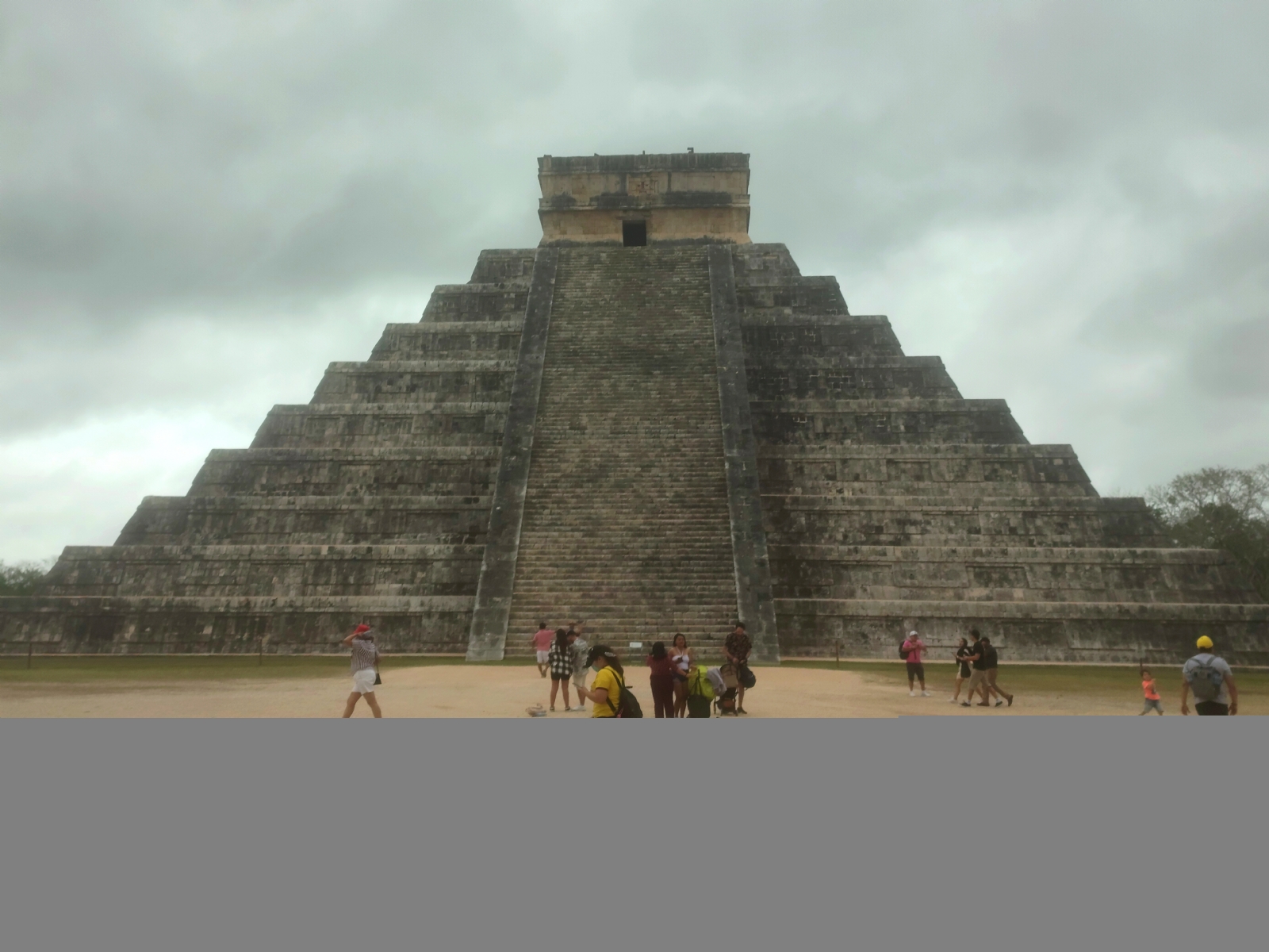 El titular del INAH indicó que los turistas que violen la ley federal serán castigados con multas o llevados a prisión. El titular del INAH indicó que los turistas que violen la ley federal serán castigados con multas o llevados a prisión.