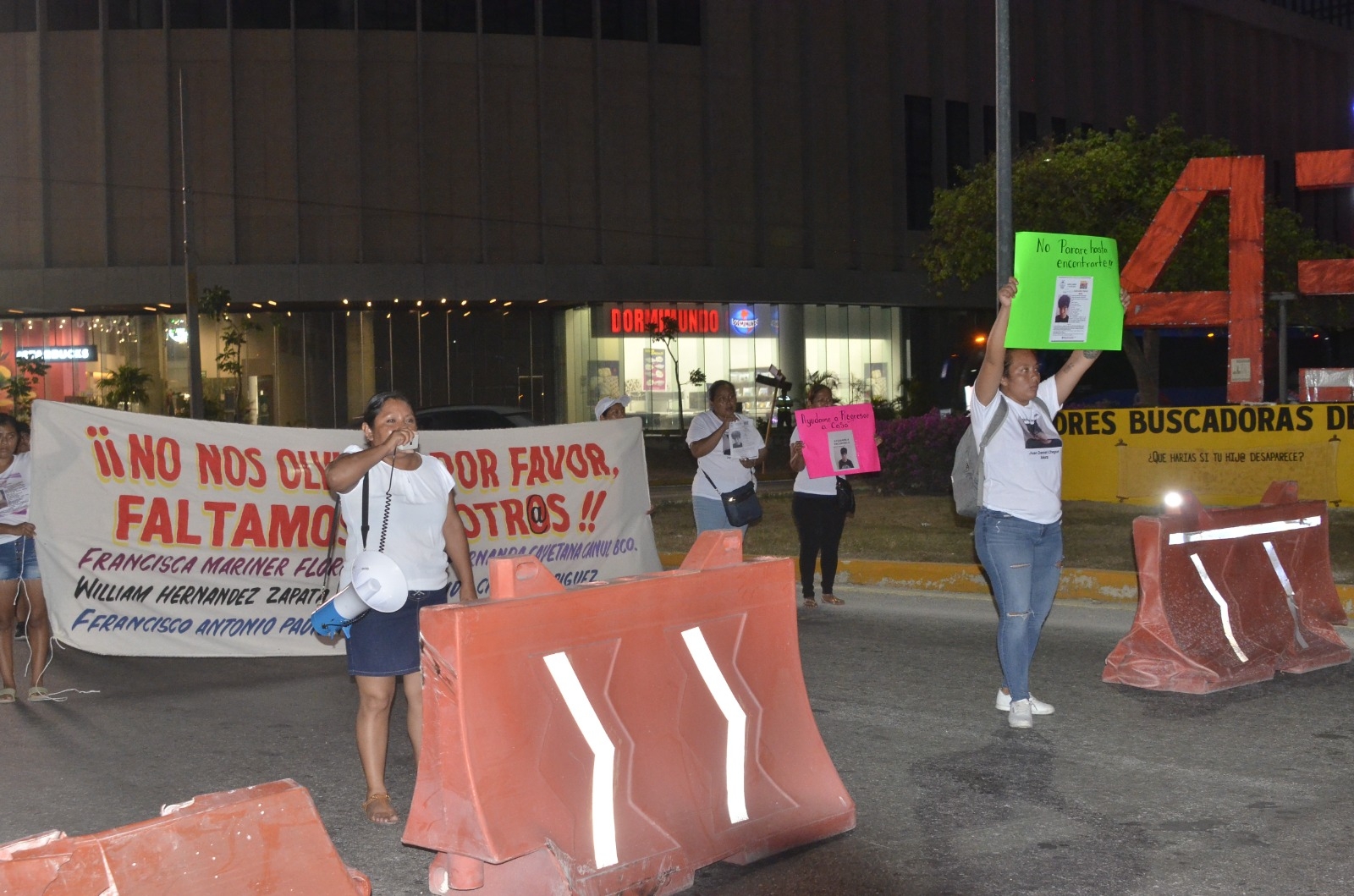 El pasado martes en la Región 249, está noche familiares junto a un colectivo se manifiestan.