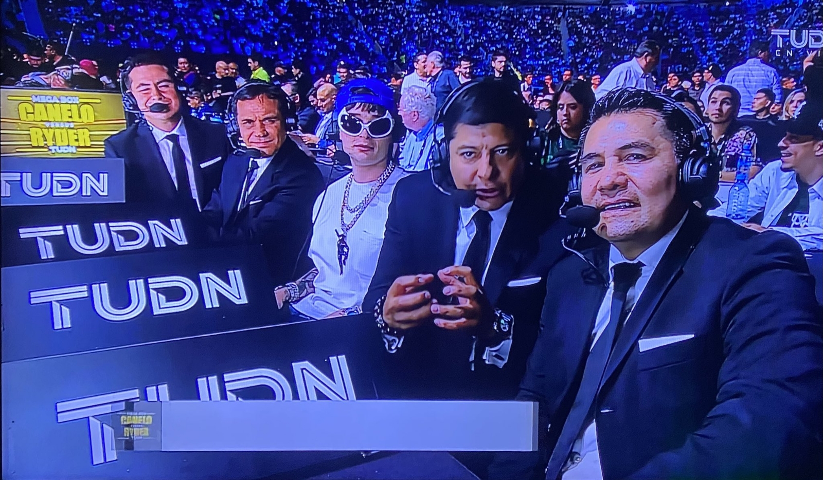 El cantante del momento Peso Pluma se estrena como comentarista deportivo en el Canelo vs Ryder, como invitado especial de TUDN