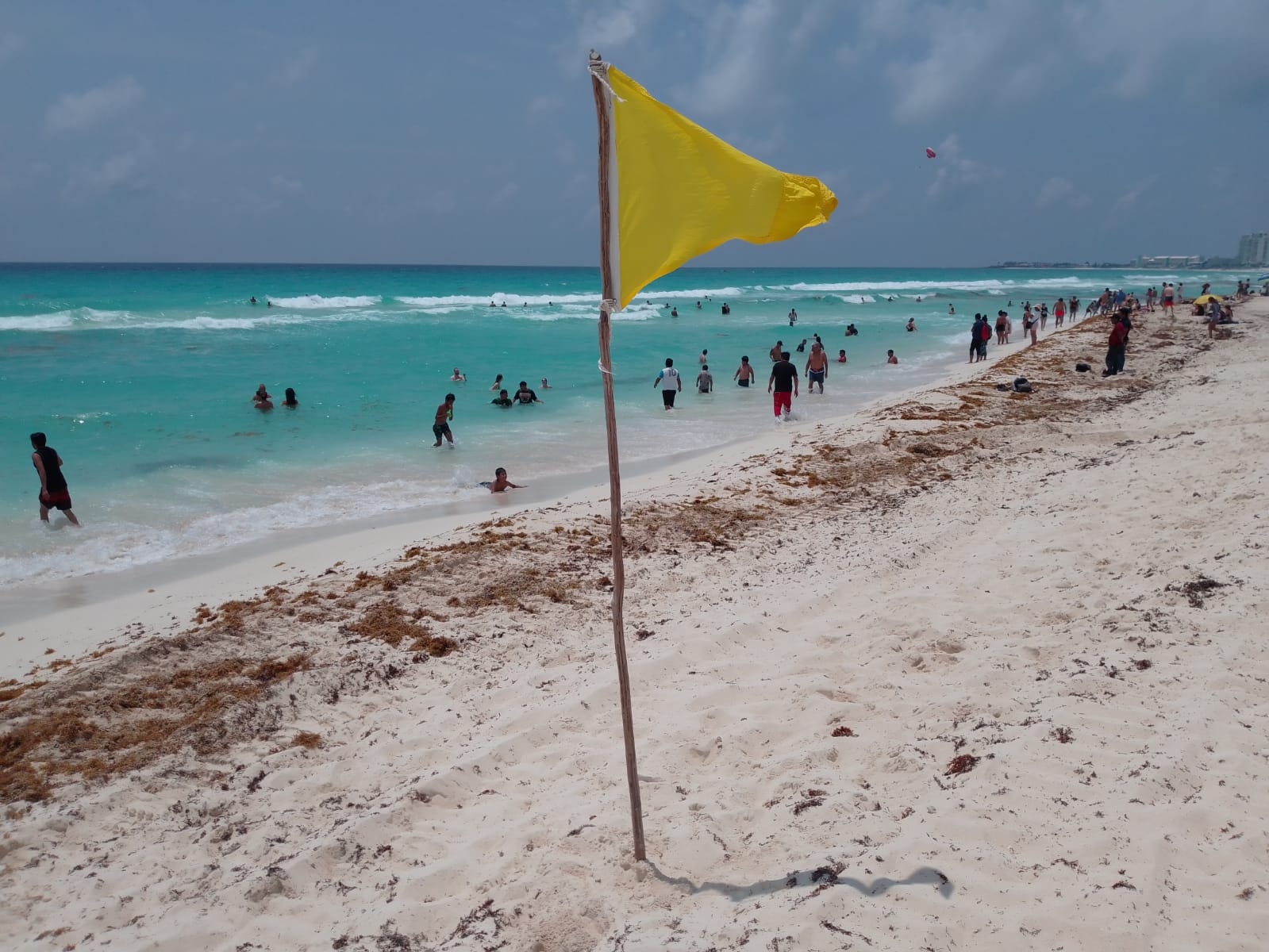 Muchos locales disfrutaron el caluroso clima que prevalece en el caribe mexicano