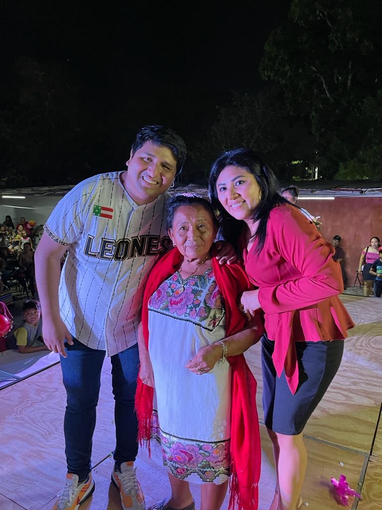 El Secretario convivió con las reinas del hogar en un evento