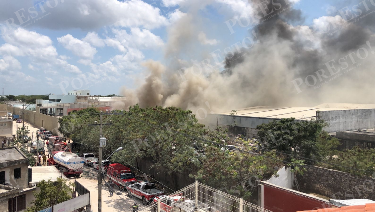 Las columnas de humo se extendieron hasta la avenida José López Portillo