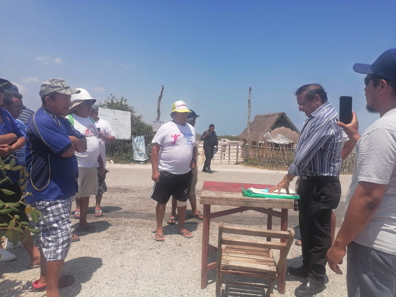 La asamblea se llevó a cabo a las afueras del lugar ocupado por el grupo opositor