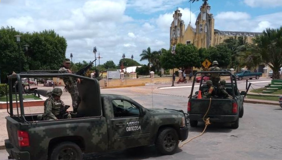 A los hombres les decomisaron dos fusiles de alto poder y dos escuadras