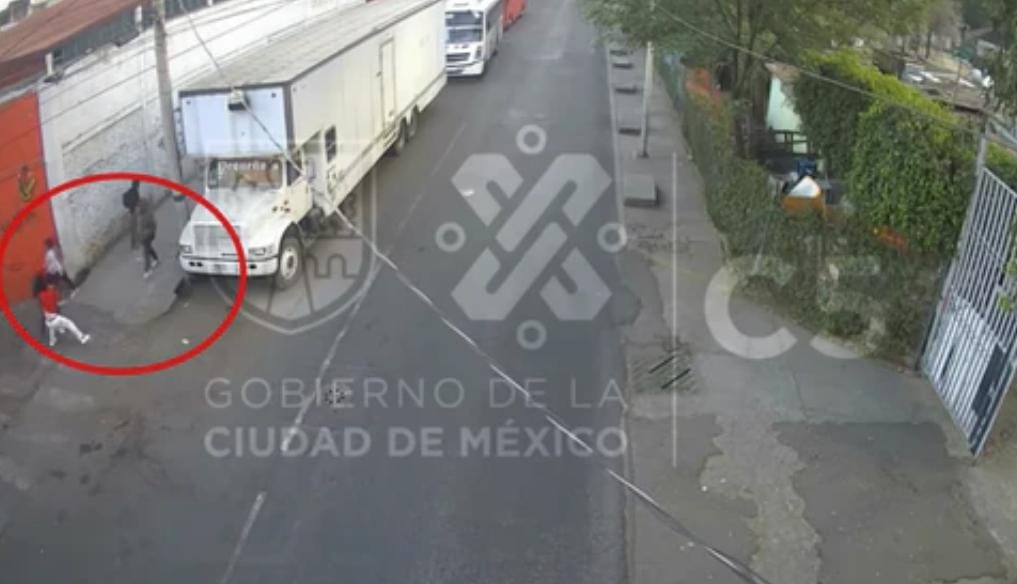 Captan en VIDEO a asaltantes que golpearon a un joven en la alcaldía Gustavo A. Madero