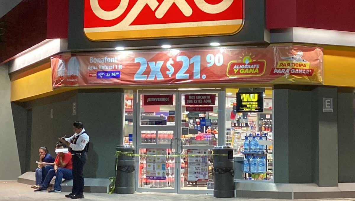 Uno de los delincuentes ingresó sin quitarse el casco y apuntó con un arma al cajero