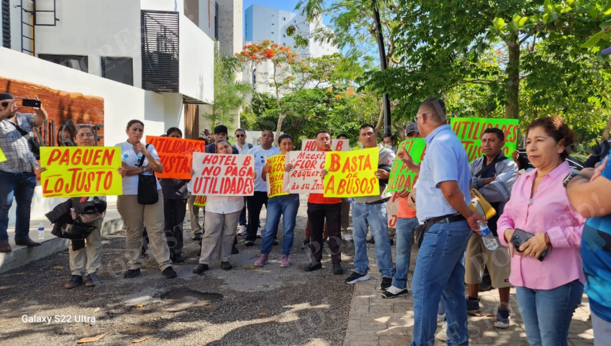Alrededor de 40 trabajadores sindicalizados entre meseros, garroteros, cocineros, área públicas, entre otros quienes se apostaron con pancartas de cartulina con leyendas escritas Alrededor de 40 trabajadores sindicalizados entre meseros, garroteros, cocineros, área públicas, entre otros quienes se apostaron con pancartas de cartulina con leyendas escritas