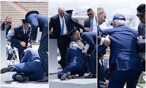 Tras dar un discurso y entregar el último diploma a los cadetes se dio la vuelta para sentarse, pero aparentemente tropezó con un saco terrero y cayó sobre sus rodillas desplomándose hacia un lado.