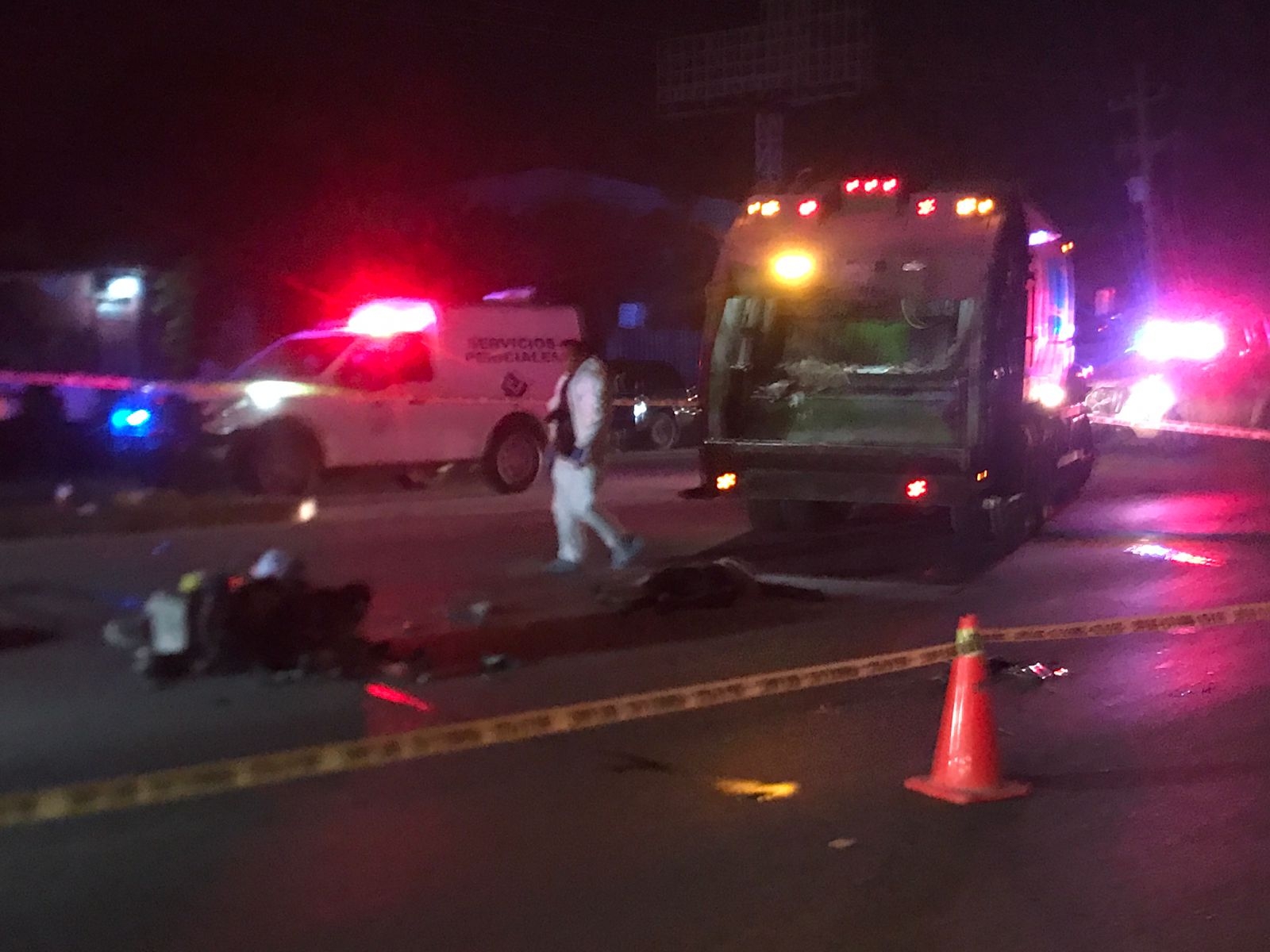 Muere motociclista al impactarse con un camión de basura en Cancún