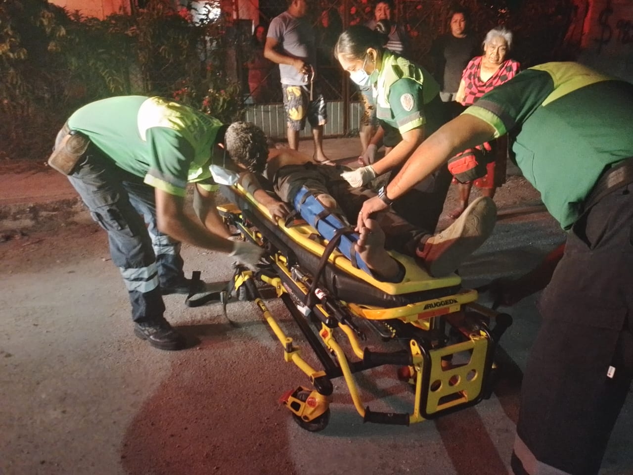 Hombres atacan con un bate a 'El Ajo' en Escárcega