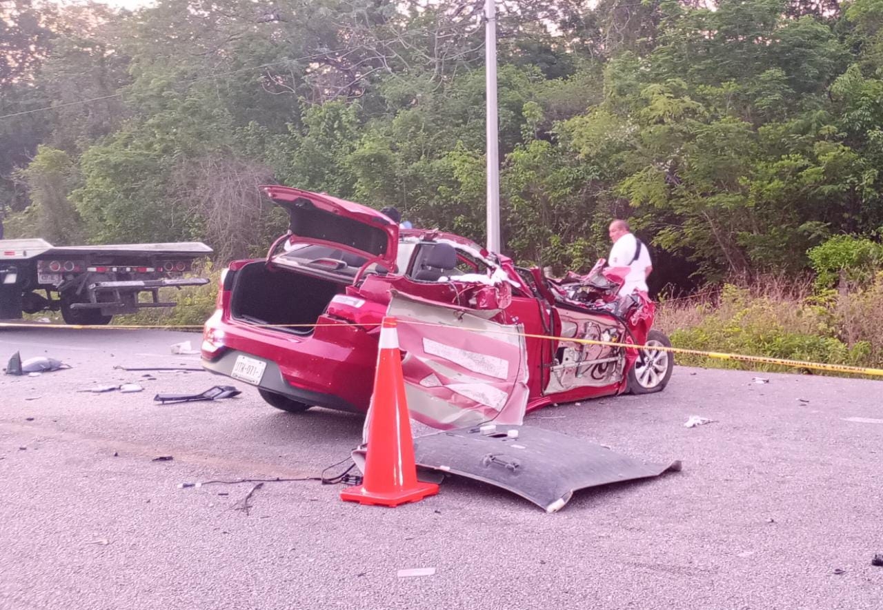Sacerdotes chocan contra un tráiler en la vía Tulum-Felipe Carrillo Puerto; hay un muerto