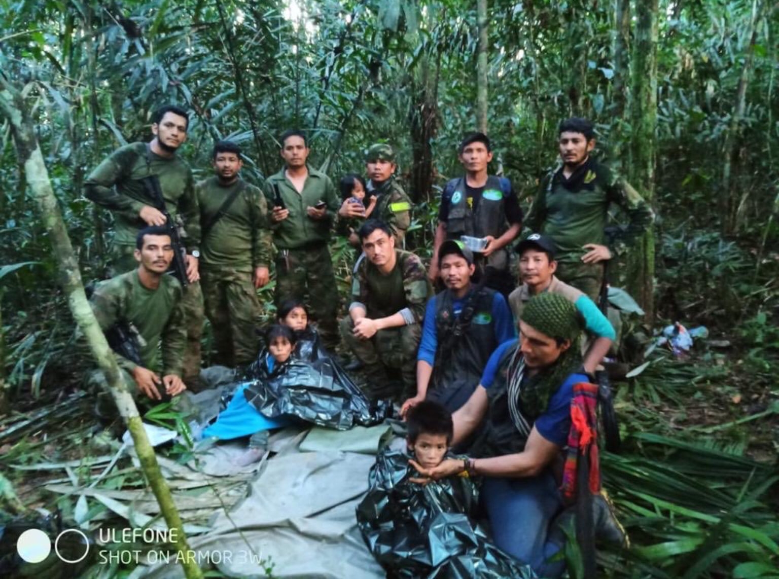Rescatan a niños desaparecidos en la selva colombiana Rescatan a niños desaparecidos en la selva colombiana