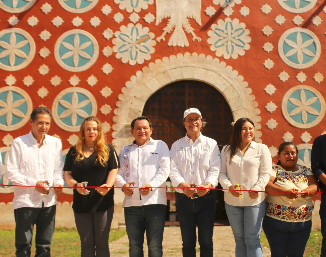 En la foto: Anna Goycoolea, del INAH; Joaquín Diaz, Gonzalo Abad, del Tren Maya, y Yamilé Cupul, edil de Uayma.