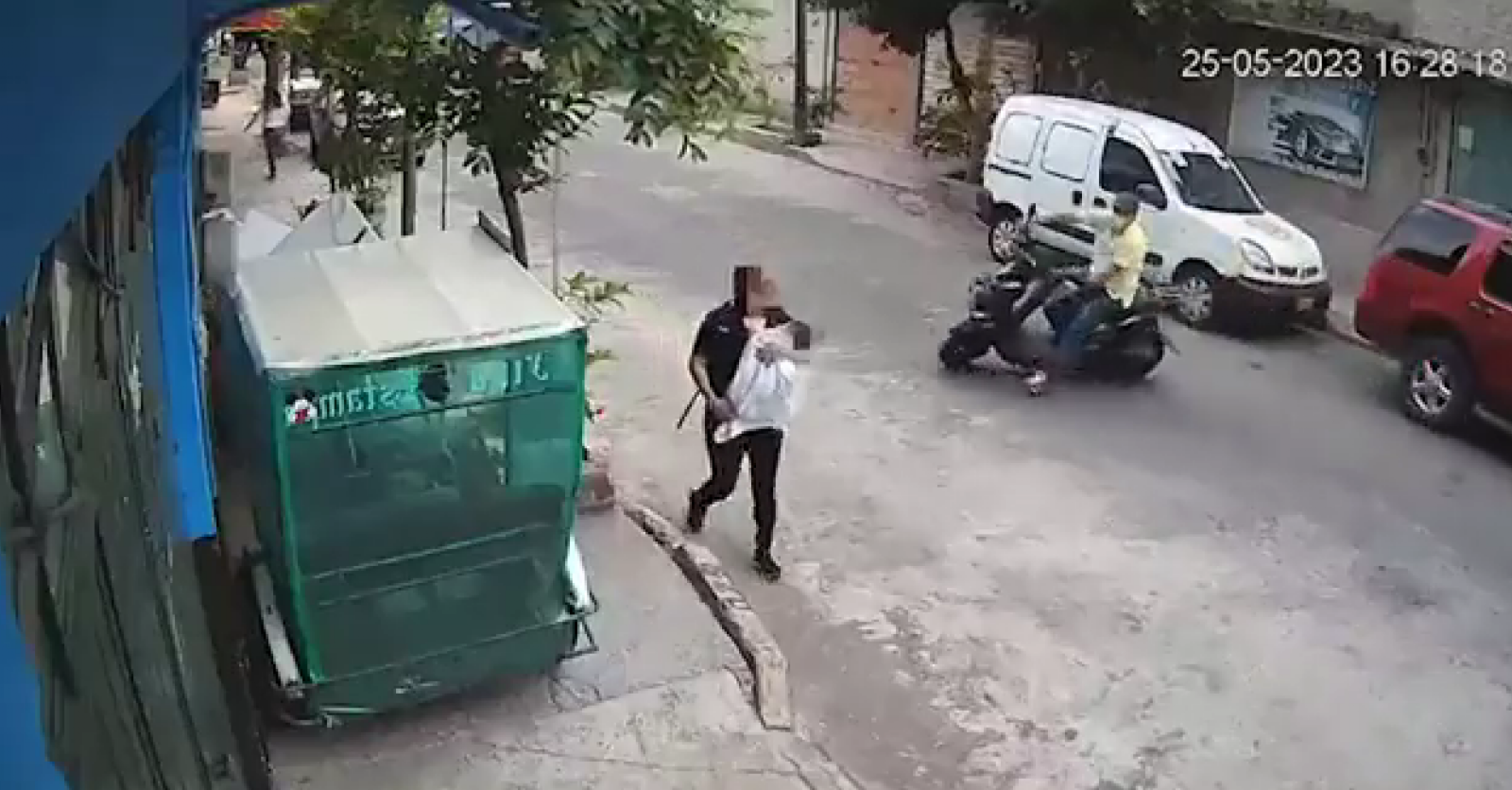 La mujer fue interceptada por el asaltante a media calle La mujer fue interceptada por el asaltante a media calle