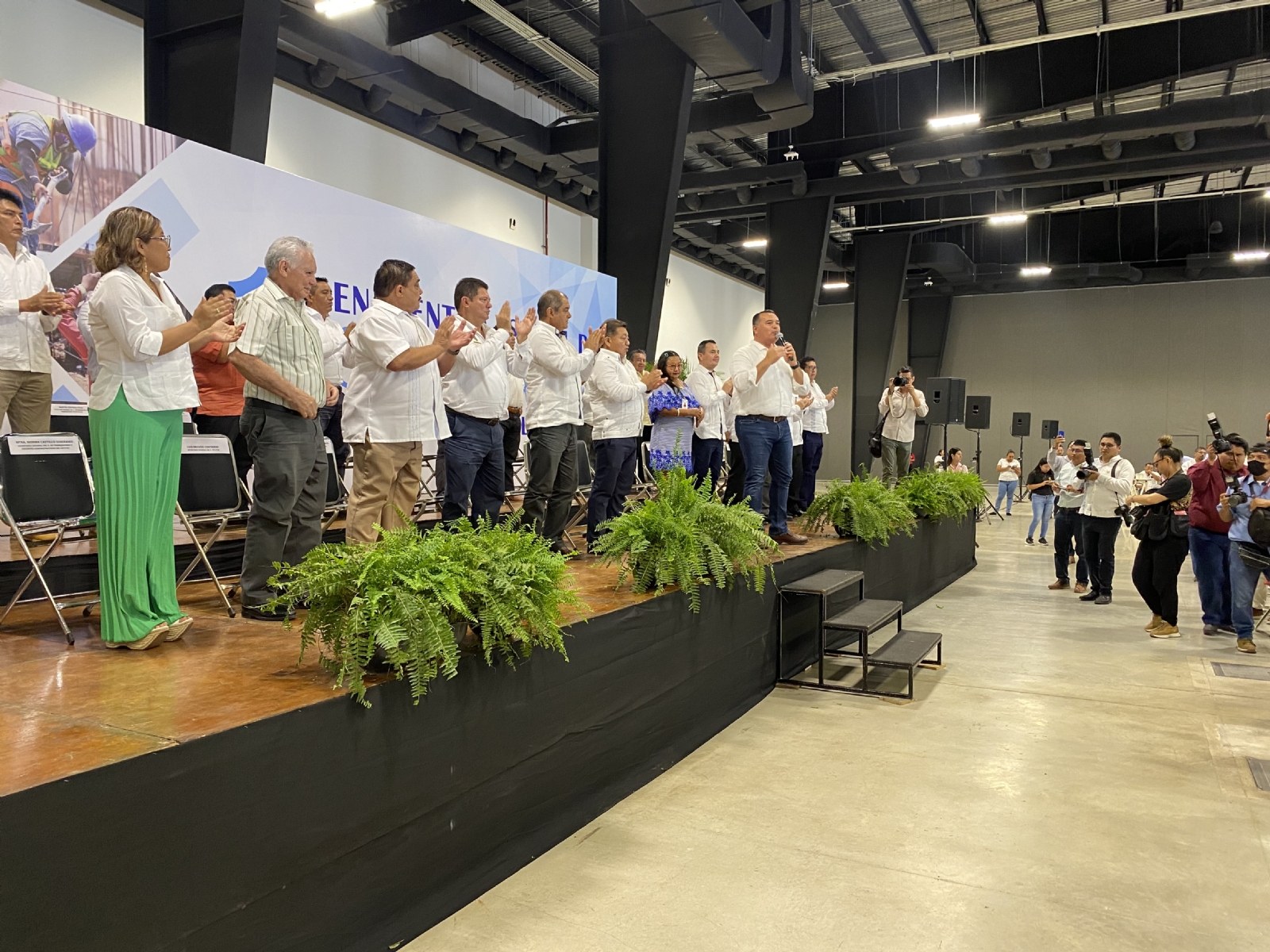 Renán Barrera dejó nuevamente el Ayuntamiento para promocionarse ante sindicatos de Yucatán Renán Barrera dejó nuevamente el Ayuntamiento para promocionarse ante sindicatos de Yucatán
