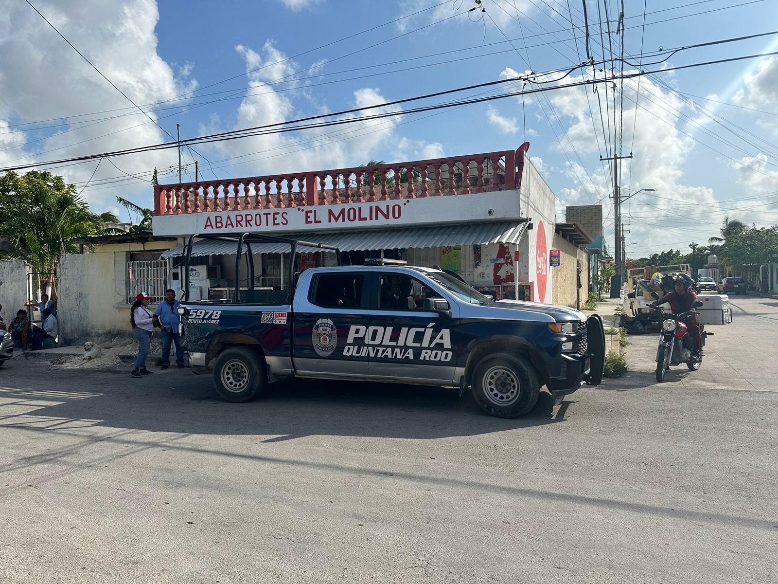 Los hombres se apoderaron del dinero en efectivo y huyeron del sitio