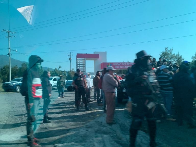 Sujetos encapuchados portaban armas de fuego y vestían con uniforme tipo militar
Sujetos encapuchados portaban armas de fuego y vestían con uniforme tipo militar