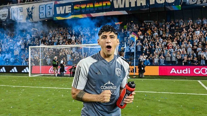 El delantero mexicano marcó doblete y sumó una asistencia en la goleada 4-1 de Kansas City sobre Austin FC. El delantero mexicano marcó doblete y sumó una asistencia en la goleada 4-1 de Kansas City sobre Austin FC.