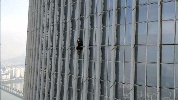 El hombre británico escaló, sin nada en las manos, más de la mitad de uno de los rascacielos más altos del mundo ubicado en la capital coreana
El hombre británico escaló, sin nada en las manos, más de la mitad de uno de los rascacielos más altos del mundo ubicado en la capital coreana