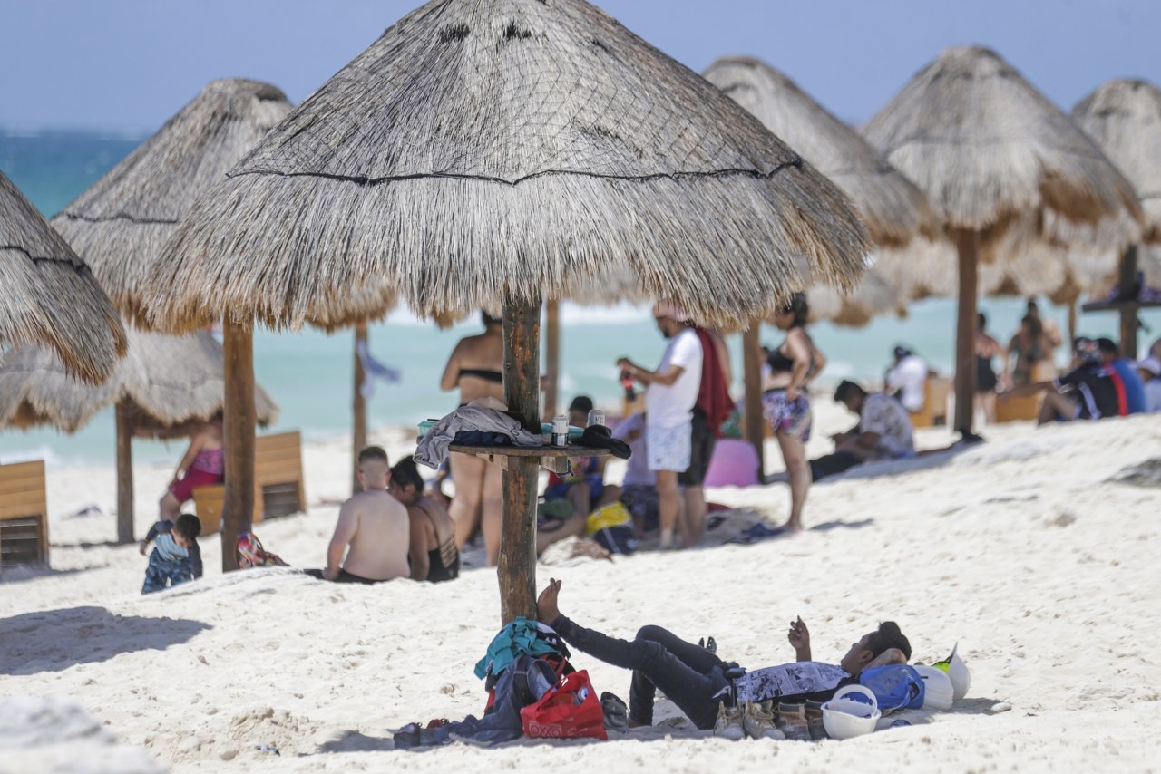 Se recomienda evitar exponerse al sol e hidratarse Se recomienda evitar exponerse al sol e hidratarse