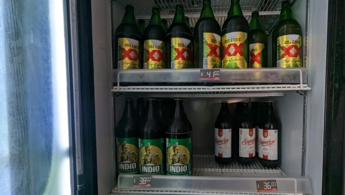 El precio del litro de agua de coco está en 35 pesos, la bolsa de “carnita” oscila entre los 15 y 20 pesos, mientras que la cerveza hasta los 30 pesos