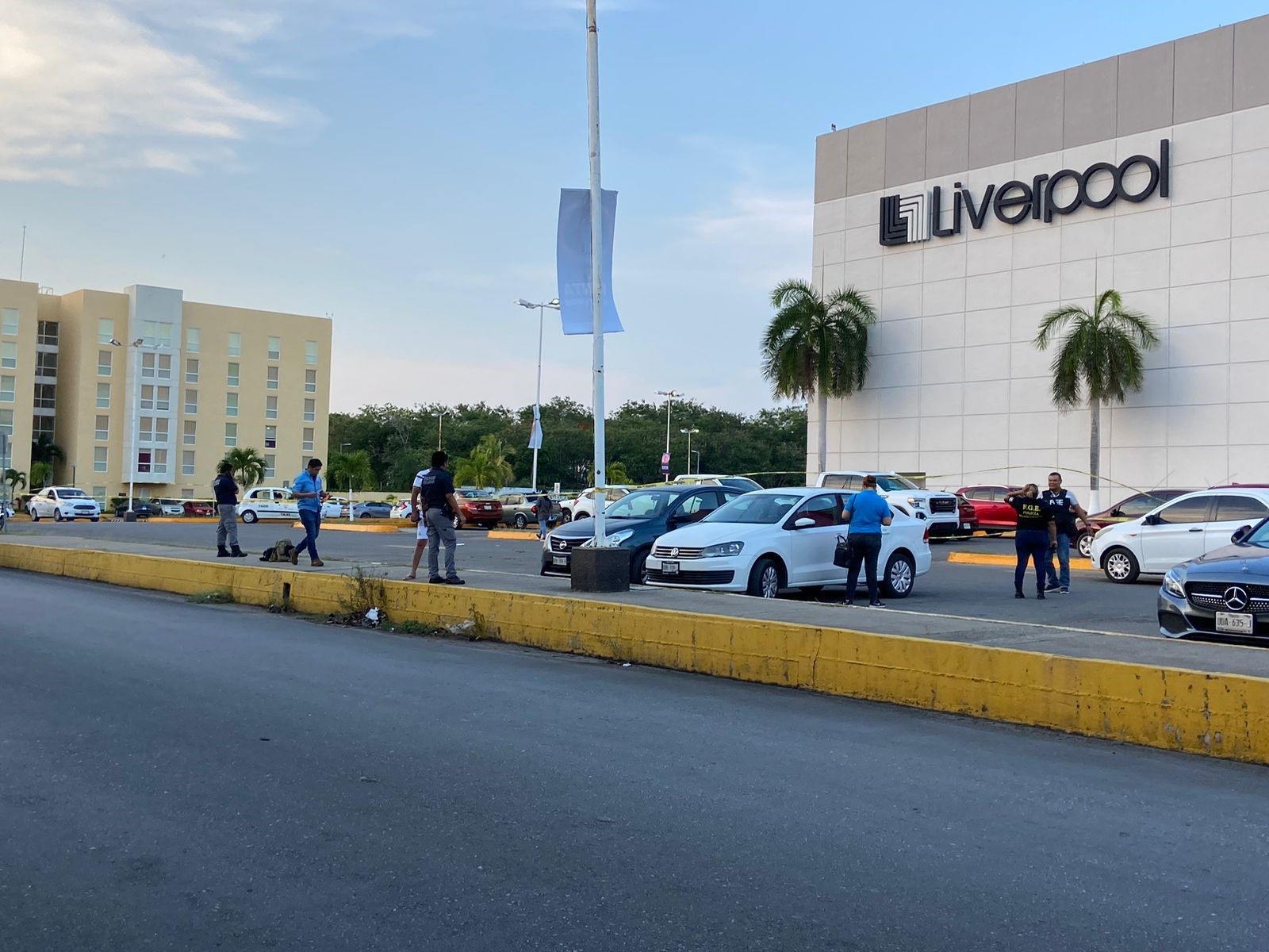 En varias ocasiones el hombre fue señalado en mantas colocadas en diversos puntos de la ciudad por pasar información reservada del Aeropuerto de Chetumal En varias ocasiones el hombre fue señalado en mantas colocadas en diversos puntos de la ciudad por pasar información reservada del Aeropuerto de Chetumal