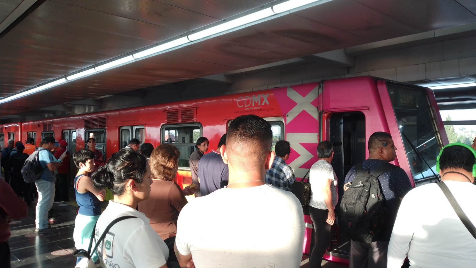 Se quedó un tren a la mitad del cambio de vías, no podía entrar ni salir ningún convoy a la terminal Se quedó un tren a la mitad del cambio de vías, no podía entrar ni salir ningún convoy a la terminal