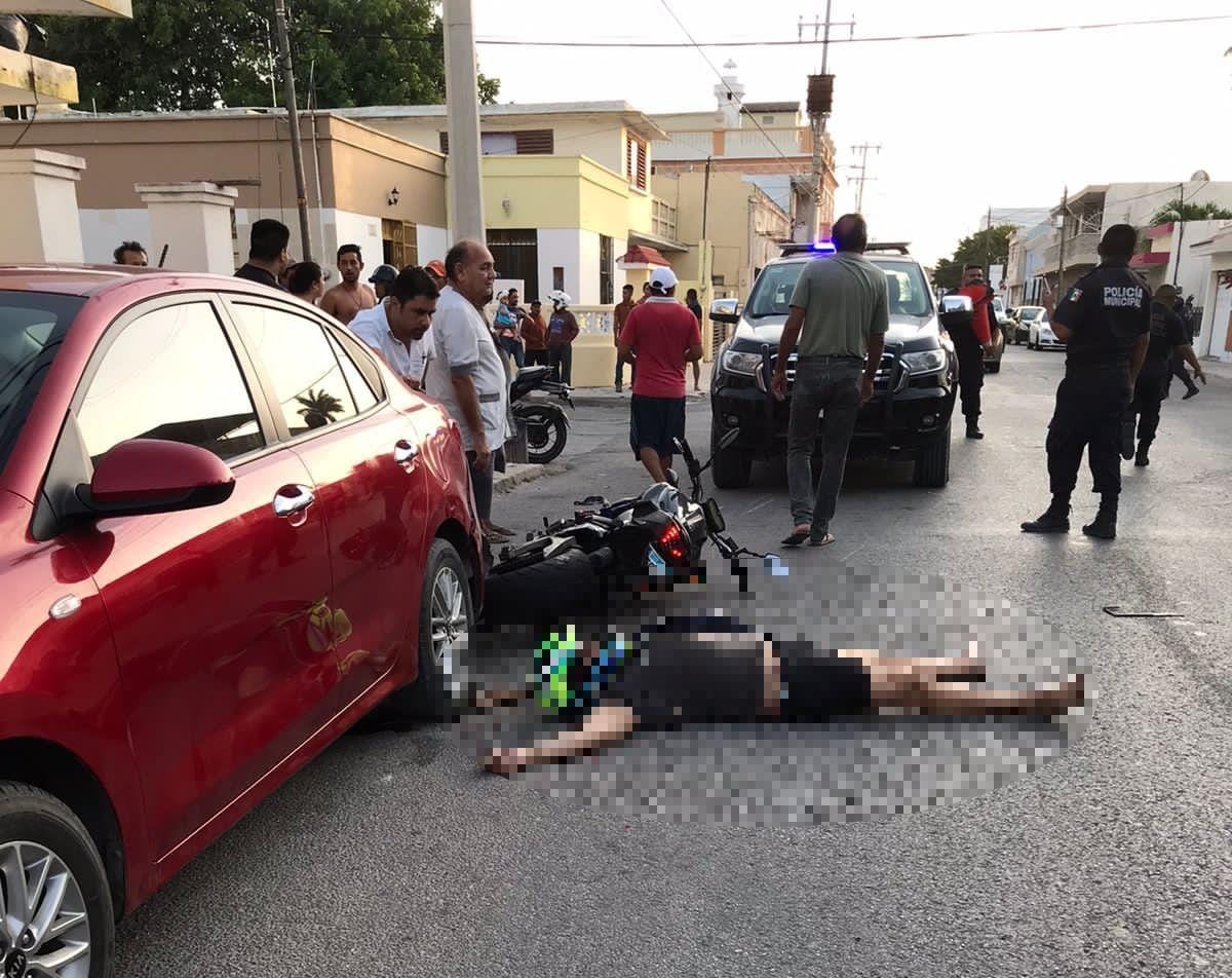 El cuerpo del motociclista quedó debajo del automóvil
